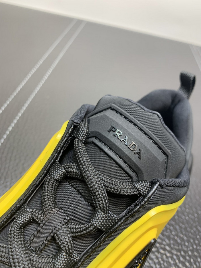 Pra*a sneaker